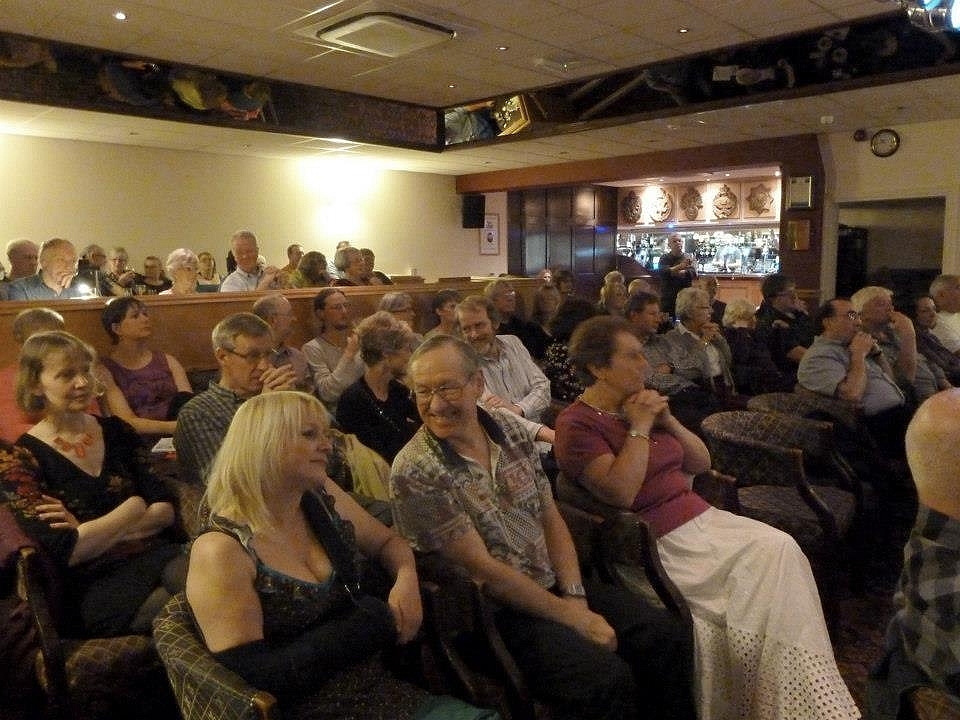 Sale_Folk_Club_-_Full_House_Ildanach.jpg